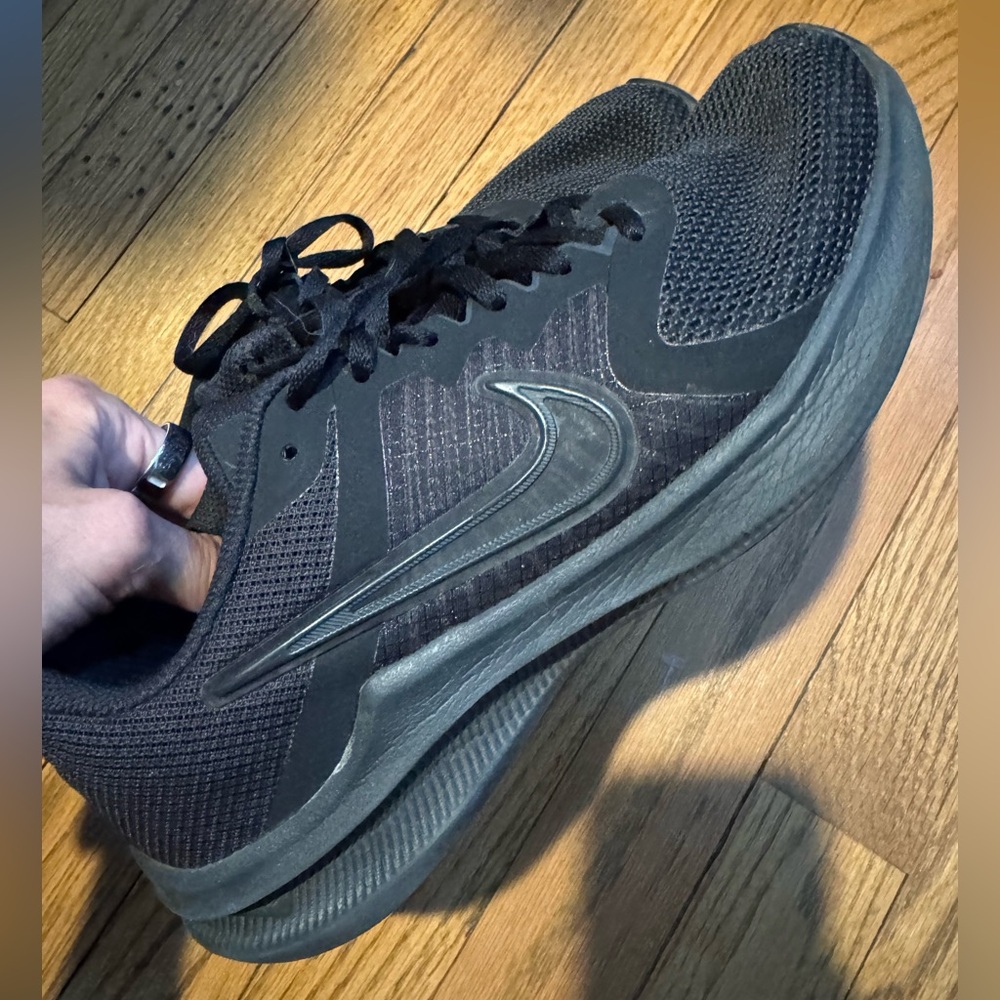 Nike Black Athletic Sneakers with Swoosh - Picture 1 of 4